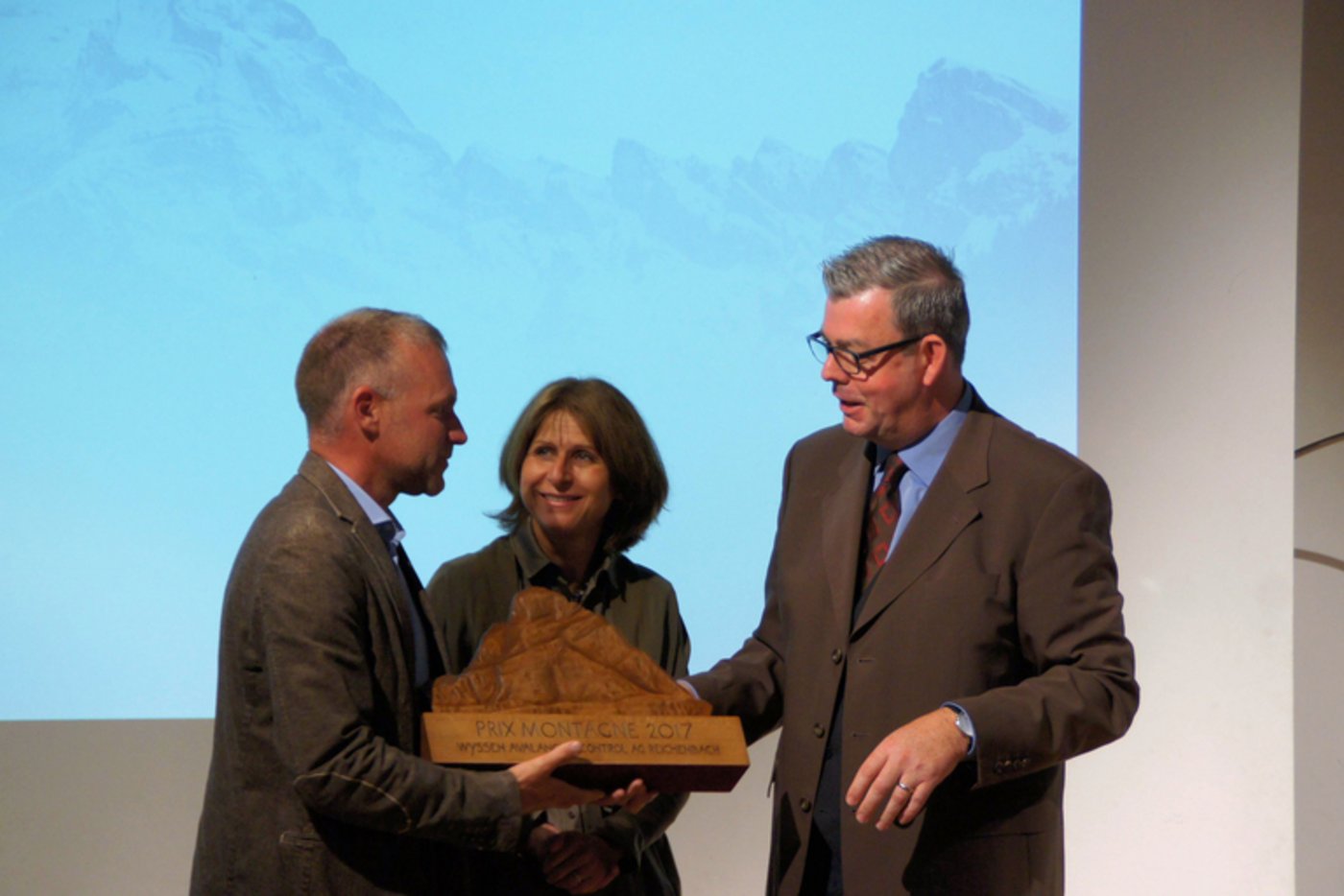 Übergabe des Prix Montagne 2017 an den Geschäftsführer der Wyssen Avalanche Control AG, Samuel Wyssen. (Bild lid)