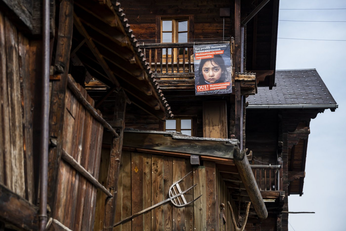 Abstimmungsplakat an einem Chalet im Unterwallis: In ländlichen Gebieten und bäuerlichen Kreisen geniesst die Konzernverantwortungs-Initiative durchaus Sympathien. (Bild Keystone/Jean-Christoph Bott)
