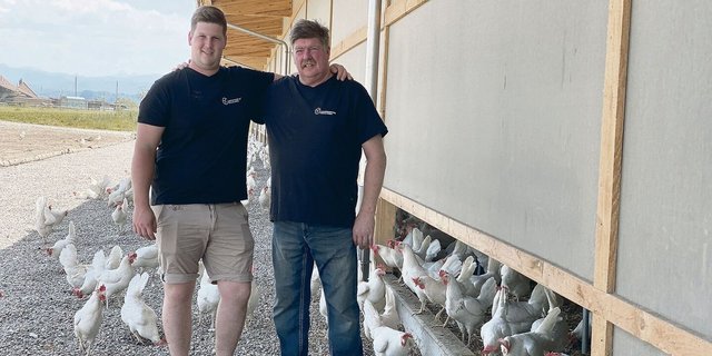 Marc (links) und Fritz Herren brauchten sehr viel Geduld, bis der neue Stall stand. Ihren Humor haben sie nicht verloren. 