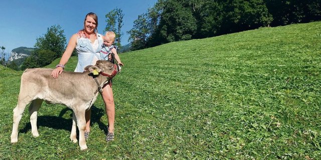Christine Elsener mit Tochter Milena (fast 1 Jahr) und einem Kalb ihres Vermieters. Die Liebe zu Tieren scheint sich vererbt zu haben, wenn man sich die begeisterte Miene der Kleinen so anschaut. 