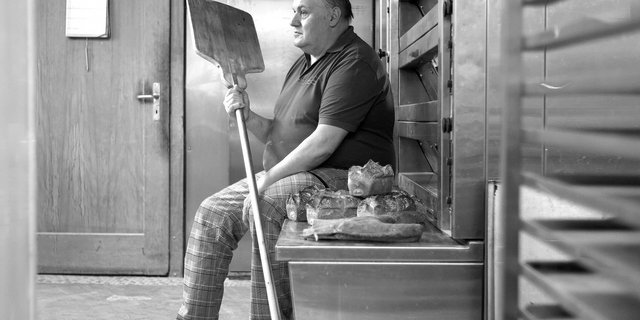 Res ruht sich nach dem Backen von Urdinkelbrot aus, irgendwann zwischen Nacht und Morgen.(Bild Pinaki)