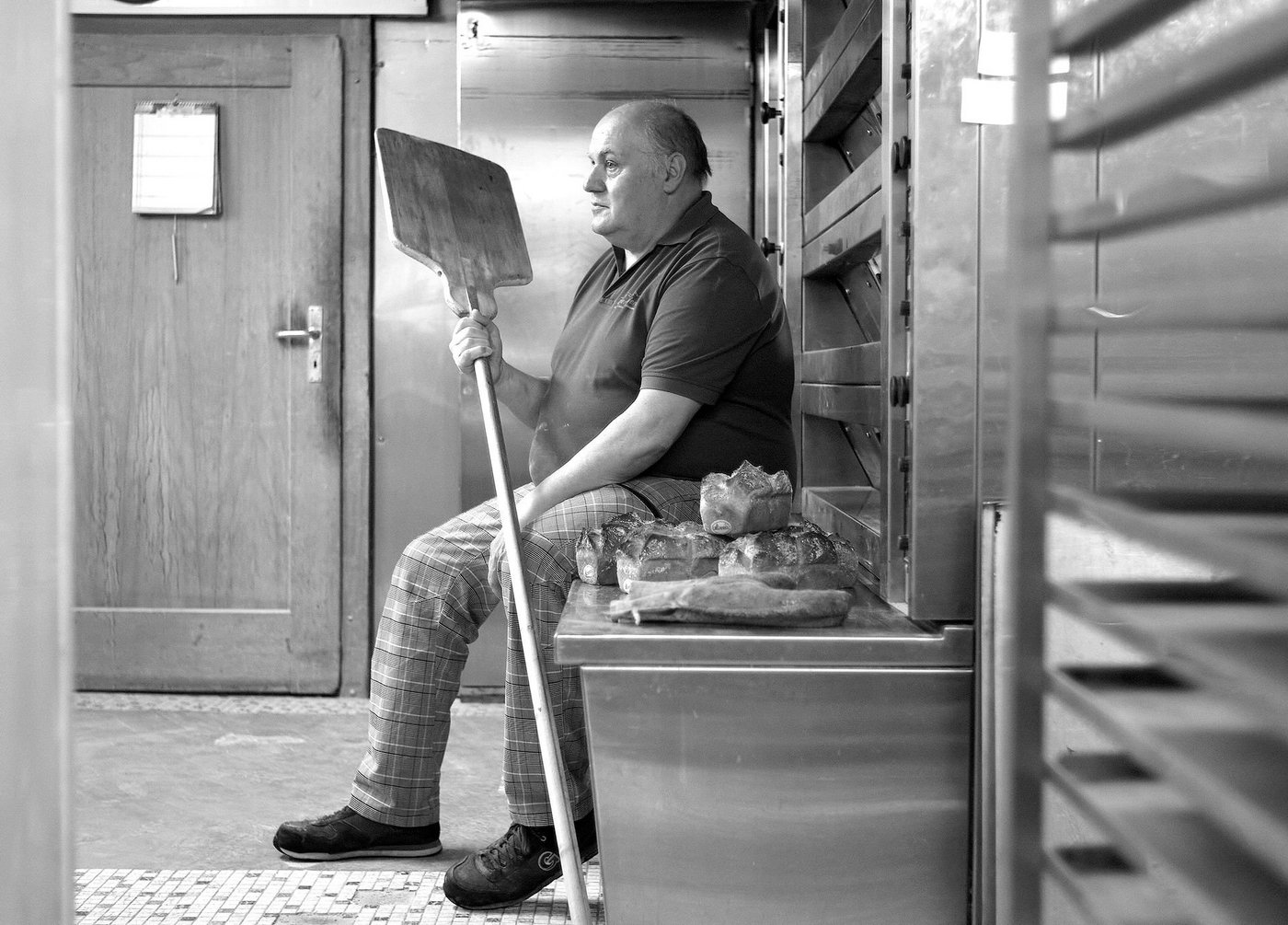 Res ruht sich nach dem Backen von Urdinkelbrot aus, irgendwann zwischen Nacht und Morgen.(Bild Pinaki)