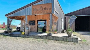 Der Martella-Hoflade Der Martella-Hofladen ist an einer Durchgangsstrasse gelegen und durch das eindrückliche Gebäude sehr gut sichtbar.