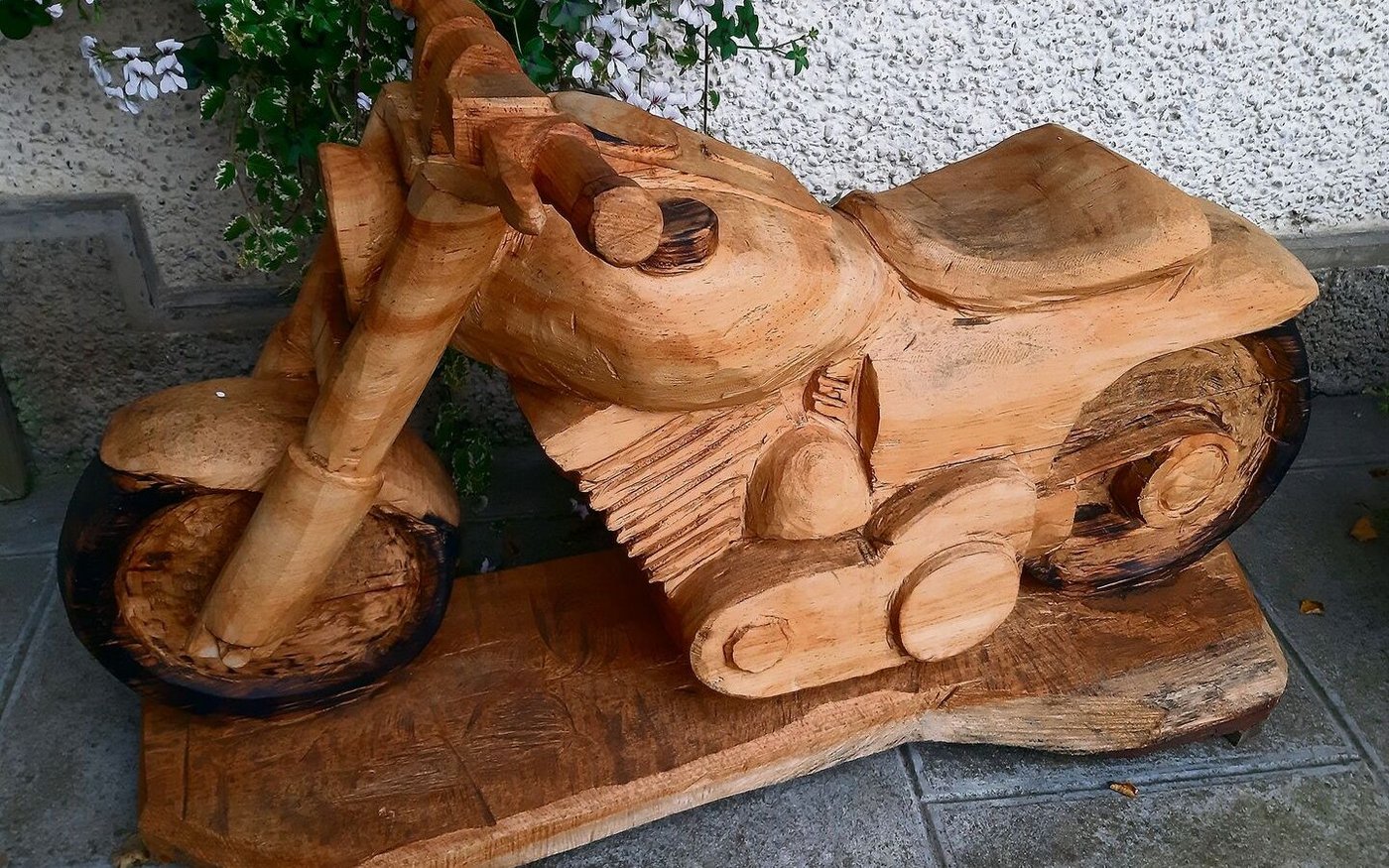 Meist arbeitet der Handwerker ohne Konzept und es kommt immer gut. Bei diesem Objekt hat er sich jedoch Hilfslinien angezeichnet, bevor er den Motor der Kettensäge heulen liess. 