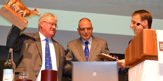 Der abtretende Präsident Markus Zemp (v. l. n. r.) mit Braunvieh-Schweiz-Direktor Lucas Casanova und dem neuen Präsidenten Reto Grünenfelder. (Bild Peter Fankhauser)