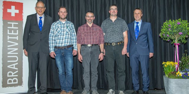 Die drei neuen Vorstandsmitglieder Jonathan Criscione , Jakob Fuster und Christian Zürcher wurden von Präsident Reto Grünenfelder (rechts aussen) und Direktor Lucas Casanova (links aussen) zur Wahl beglückwünscht und willkommen geheissen (v.l.). (Bilder zVg)