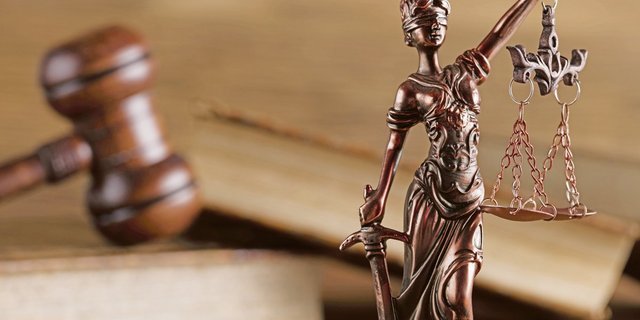 Wo kein Richter, da kein Kläger. Aber was, wenn es doch einen Kläger gibt? Dass eine Bauernfamilie trotz Covid-19-Erkrankung ihre Tiere versorgte, könnte eine Busse zur Folge haben. (Bild Shutterstock)