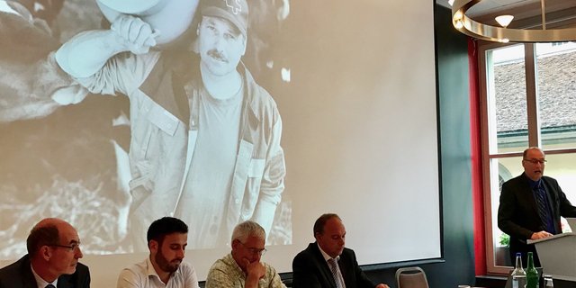 "Die Lage ist ernst": Markus Ritter anlässlich der Medienkonferenz von heute Vormittag. Neben ihm (v.l. Jacques Bourgeois, SBV, Christian Schönbächler, Junglandwirtekommission, Hans Frei, AG Milch, Christophe Noël, SMP. (Bild akr)