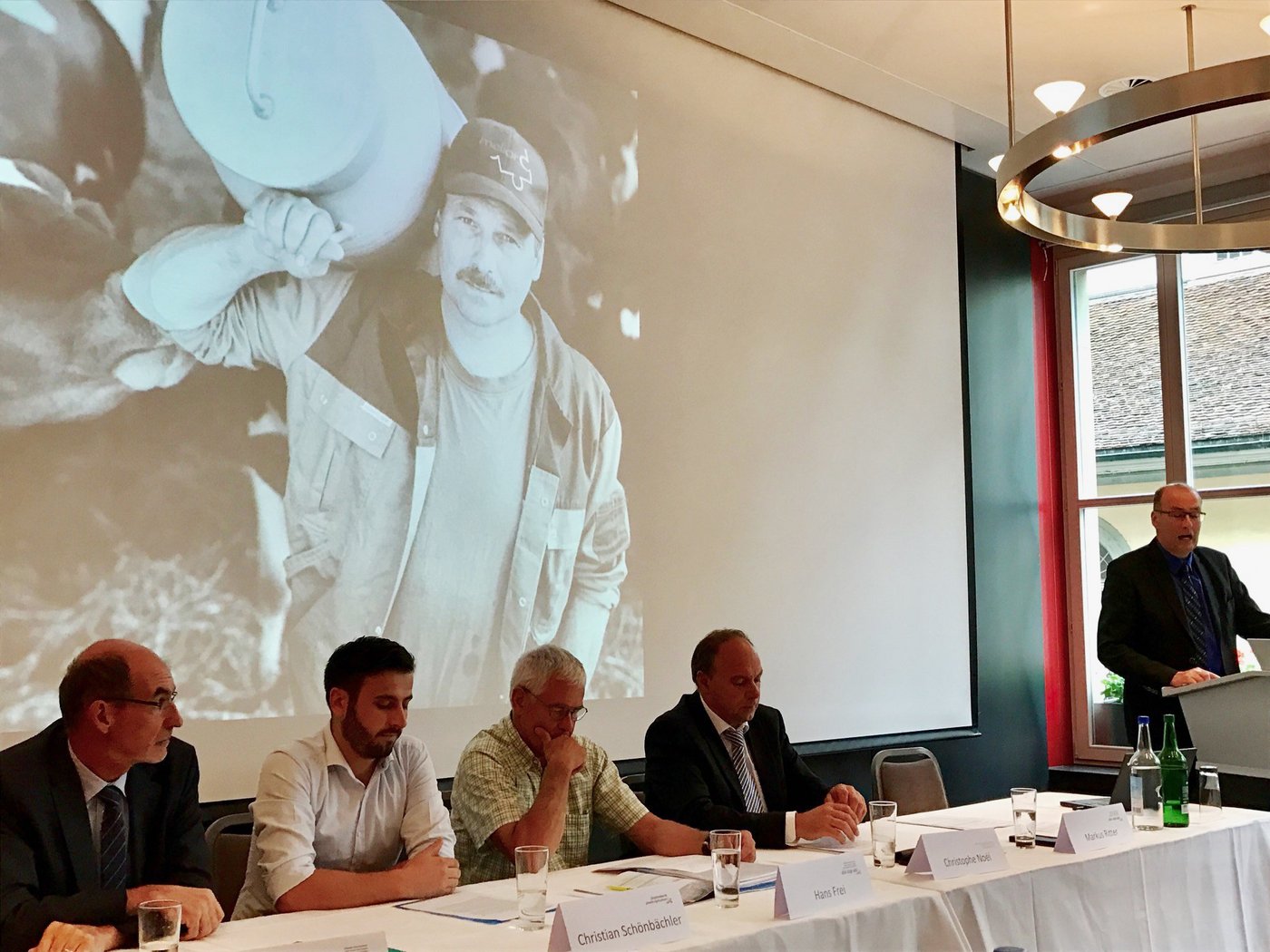"Die Lage ist ernst": Markus Ritter anlässlich der Medienkonferenz von heute Vormittag. Neben ihm (v.l. Jacques Bourgeois, SBV, Christian Schönbächler, Junglandwirtekommission, Hans Frei, AG Milch, Christophe Noël, SMP. (Bild akr)