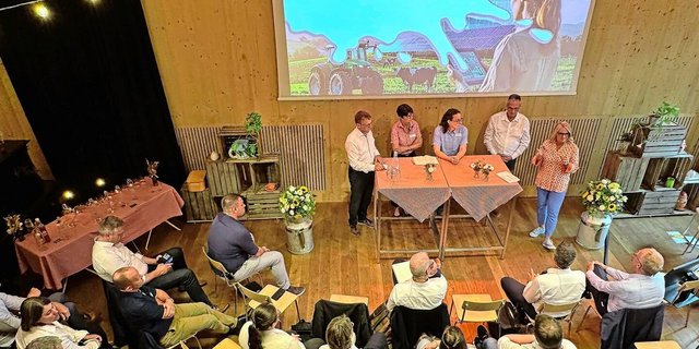 Am Polittreffpunkt der ZMP diskutierten (v. l.) Regierungsrat Stefan Müller, Nationalrätin Ursula Zybach, Kantonsrätin Laura Spring und Thomas Grüter, moderiert von Sonja Hasler. 