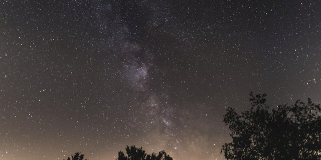 Beim nächtlichen Blick von der Staffelegg über die erste Jurakette ist die Lichtglocke über dem Aargauer Mittelland nicht zu übersehen. (Bild Stephan Isler/WaldSchweiz)