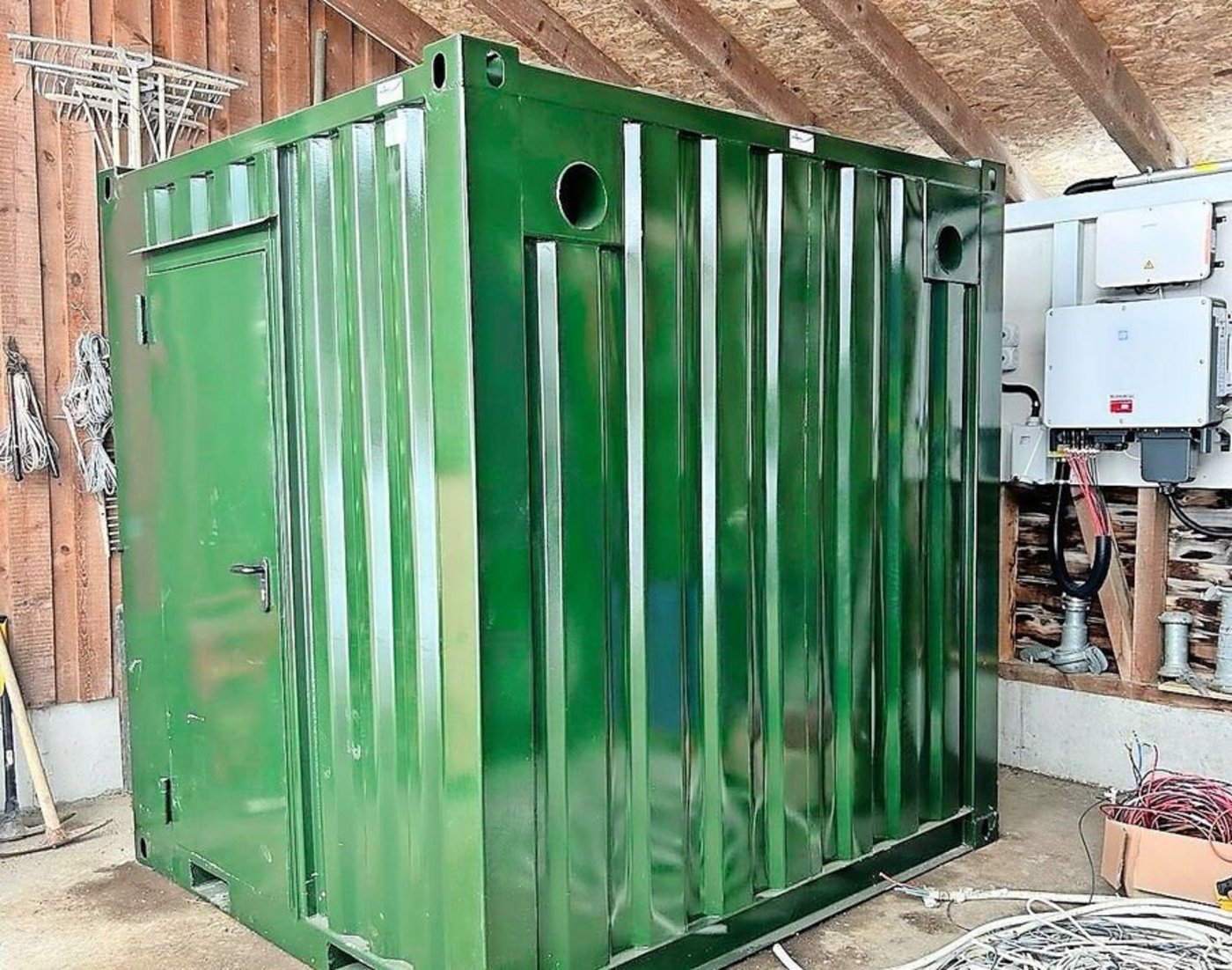 Der Batteriespeicher wurde in einen fahrbaren Kontainer installiert.