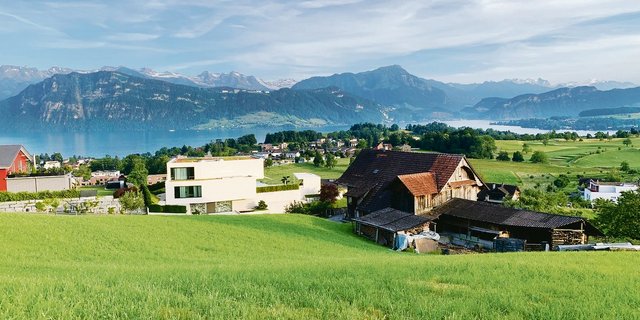 Zu nahe am Siedlungsgebiet: Eine der Scheunen des Bauernhofes Hofer in Meggen, worin seit einigen Jahren Zuchtschweine mit Auslauf gehalten werden. (Bild Josef Scherer)