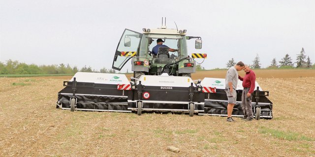 Das dreiteilige Anbau-Sprühgerät von Ecorobotix im Praxiseinsatz. Das Gerät, dessen «Gehirn» ein aufgebauter Computer ist, erlaubt präzises Spritzen genau über dem zu bekämpfenden Unkraut. (Bilder Roland Müller)