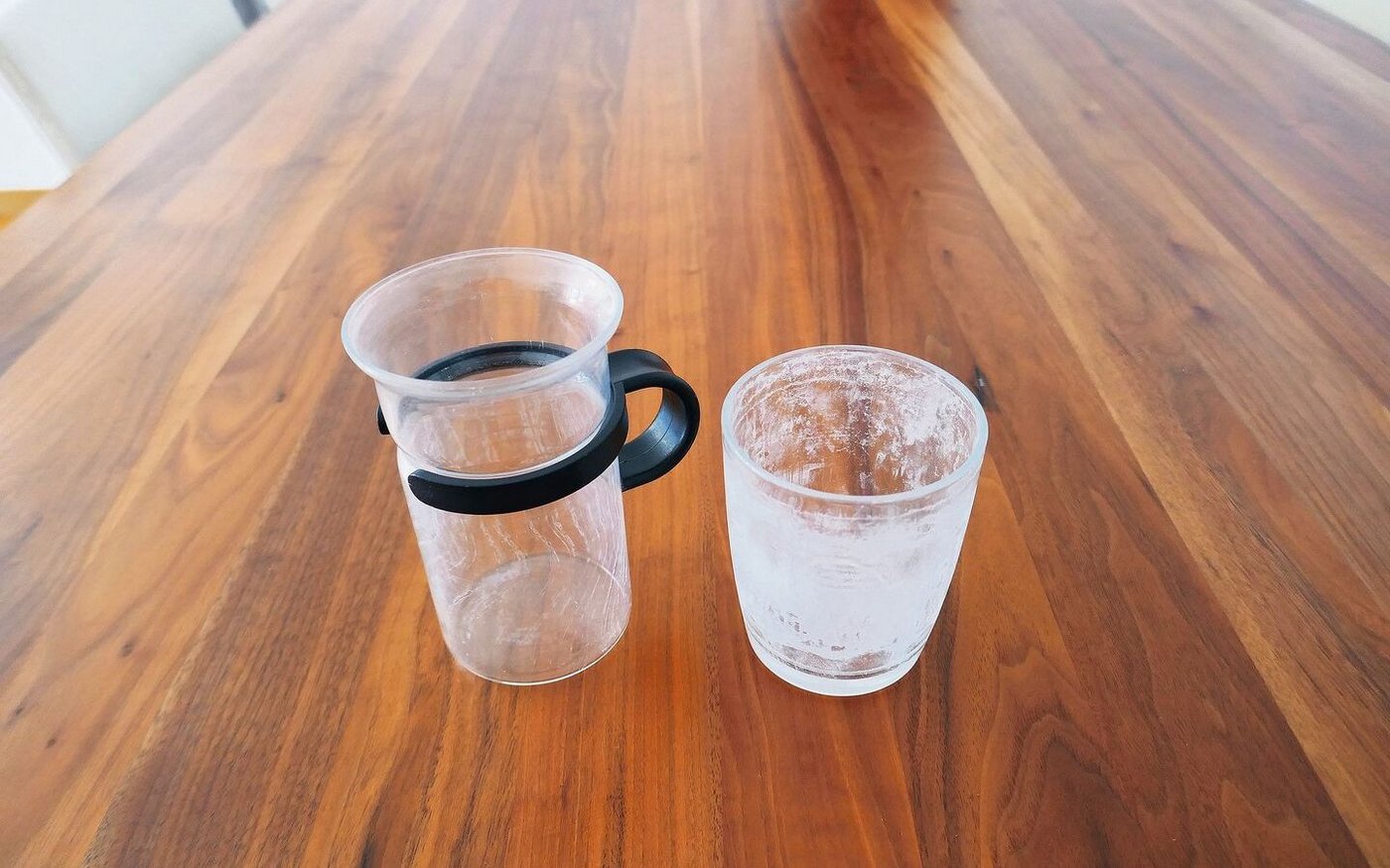 «Blinde» Gläser bleiben meist trüb. Beim Entsorgen gehören sie nicht in die Glassammelstelle, sondern in die Schuttmulde.