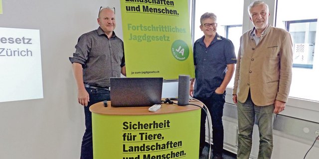 Werben für ein Ja zum revidierten Jagdgesetz (v. l. n. r.): Martin Renner, Geschäftsführer Bündner Bauernverband; Martin Haab, gewählter Präsident Zürcher Bauernverband und Christian Jaques, Präsident von Jagd Zürich. (Bild zVg)