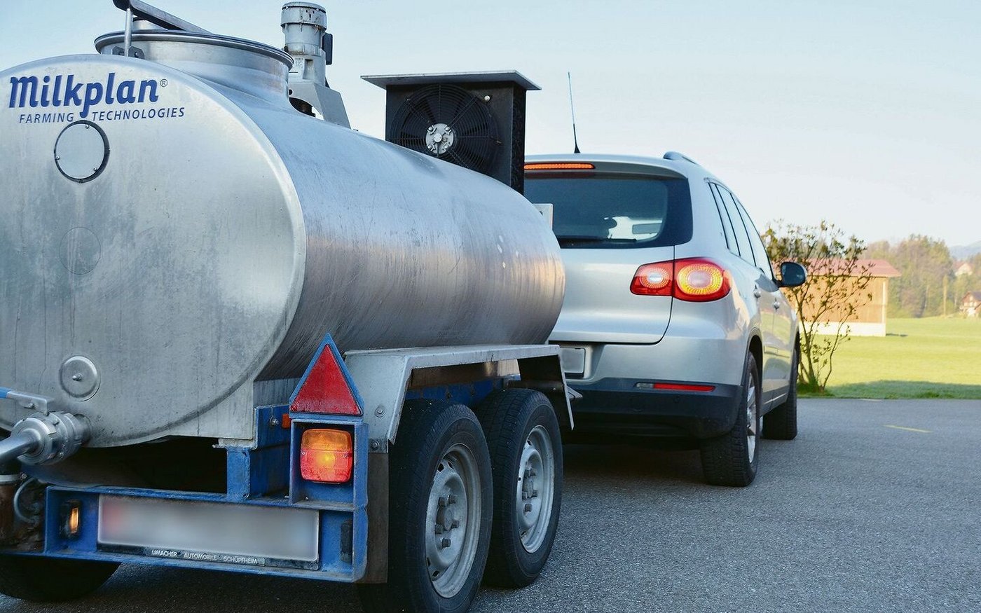 Mit Anhänger am Auto sind viele Bauern öfter unterwegs, beispielsweise in die Käserei. Das zulässige Gesamtgewicht sollte überprüft werden.  