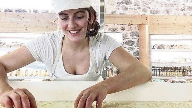 Selina Rieder absolviert ihre Zweitlehre zur Milchtechnologin in der  Kloster-Schaukäserei in Engelberg, OW. 