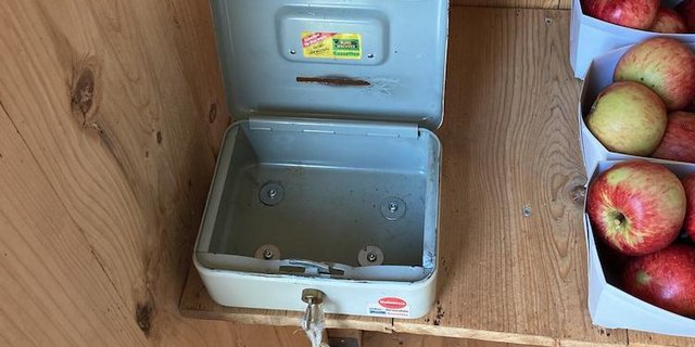 Leere Kassen und leere Regale hinterliess der notorische Hofladen-Dieb in der Ostschweiz. (Bild Kanton St. Gallen)