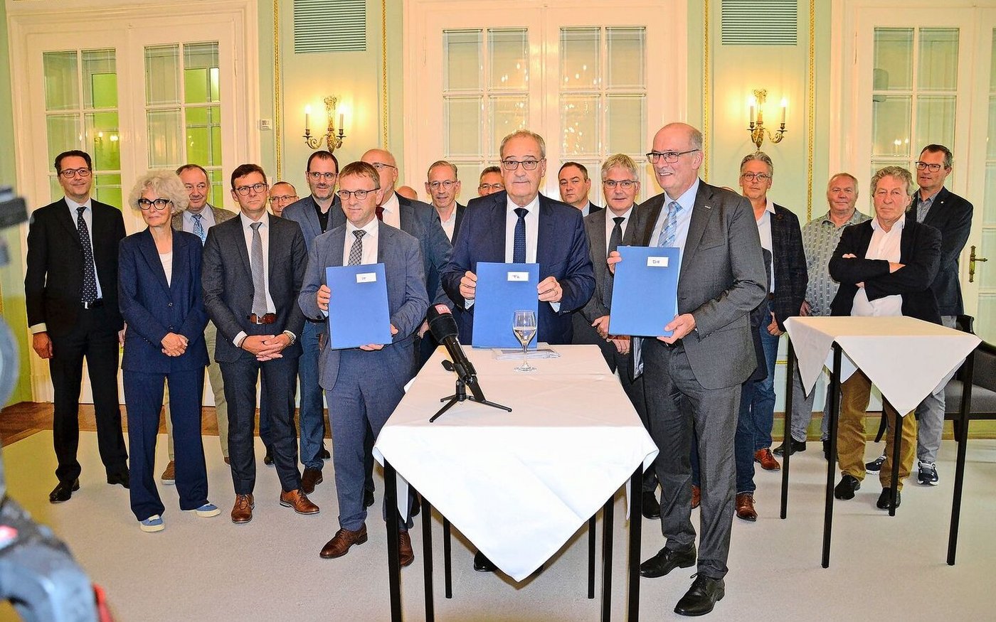 Alle Unterzeichnenden scharen sich hinter Bundesrat Guy Parmelin, um bildhaft ihre Einigkeit zu demonstrieren.