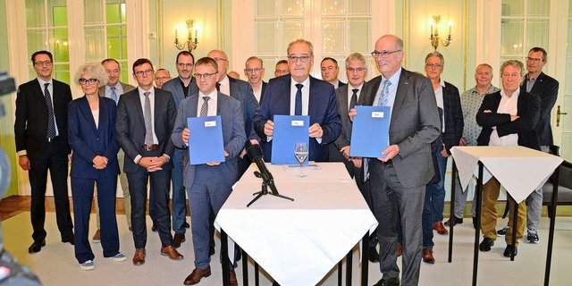 Alle Unterzeichnenden scharen sich hinter Bundesrat Guy Parmelin, um bildhaft ihre Einigkeit zu demonstrieren.