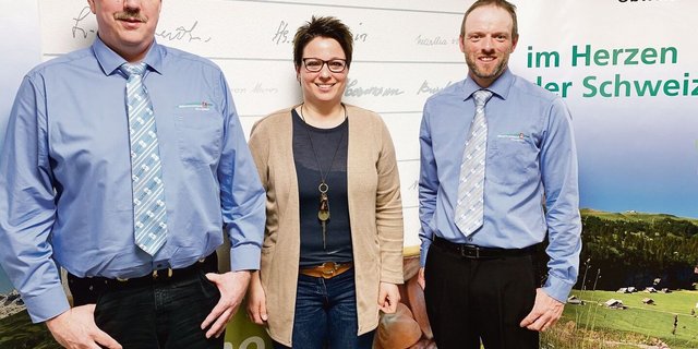 Präsident Peter Abächerli und Vorstandsmitglied Fabienne Wallimann mit dem abgetretenen Präsidenten Simon Niederberger (r.). 
