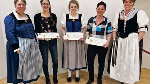 Die Co-Präsidentinnen Die Co-Präsidentinnen ehrten die Bäuerinnen Tanja Waser, Tanja Kathriner und Franziska Bucher.