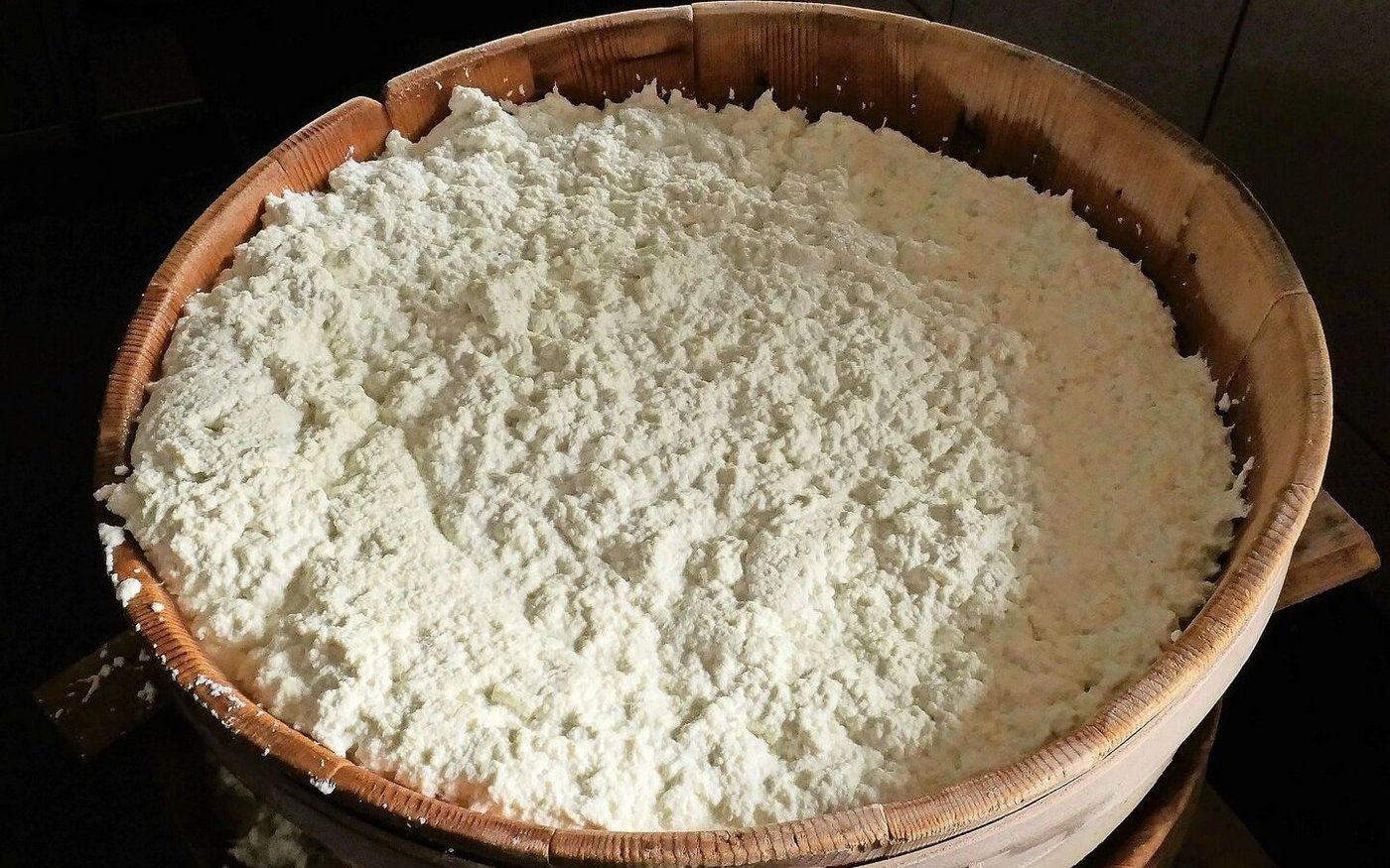 Auf der Alp stellen Fischlis den traditionellen Ziger her.