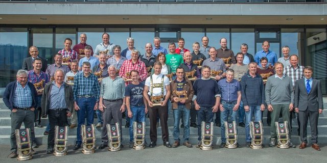 Die geehrten Besitzer der langlebigen, leistungsstarken Kühe anlässlich der DV in Zug. (Bild pd)