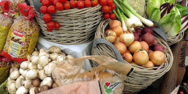 Gemüse vom nahen Bauern: Uniterre und rund 70 kleinbäuerliche und linke Organisationen verlangen, dass die Schweizer Landwirtschaft für die Region produziert. (Bild Pixabay)