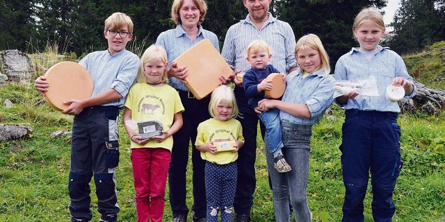 Mit dabei am Muotathaler Alpchäsmärcht: Familie Betschart bewirtschaftet die Alp Unter Roggenloch an der Pragelpassstrasse und stellt jährlich rund 1,7 Tonnen Bio-Alpkäse her. 