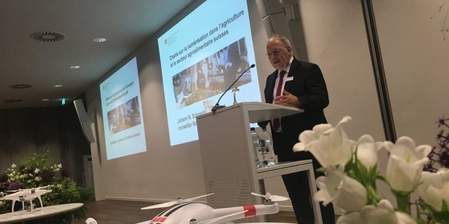 Bundesrat Schneider-Ammann bei der Unterzeichnung der Charta. (Bild WBF)