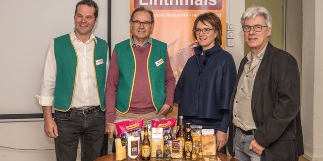 Neben den aktiv am Linthmais-Film Mitwirkenden - Christian Bruhin, Stephan Fässler und Sandra Claus - waren am Freitag Vormittag auch die zwei Nationalräte, Alois Gmür sowie Martin Haab im Restaurant Albishaus zur Feierlichen ersten Vorführung des Videos anwesend. (Bild zVg)