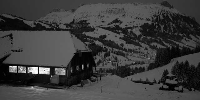 Stehenbleiben bei Ober Gemmi: Blick über den Schwarzbachgraben zur Schrattenfluh.(Bild Pinaki)