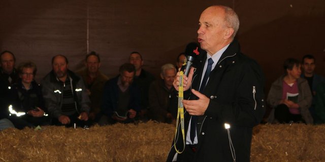 Überraschungsgast im Ring der Markthalle Langnau im Emmental: SVP-Bundesrat Ueli Maurer sprach am Freitag zum vorwiegend bäuerlichen Publikum. (Bild Simone Barth)