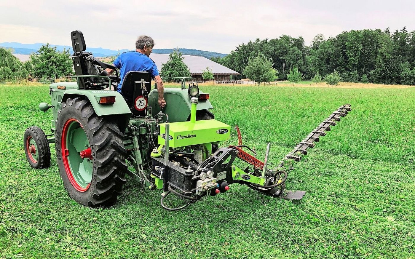 Der alte Bührer, Jahrgang 1971, wurde auf dem Erushof auf Elektroantrieb umgebaut. Zu sehen war dieser mit Messerbalken ausgerüstet.