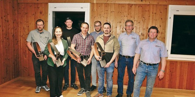 Bildungskommissionsmitglied Markus Filliger und Präsident Sepp Odermatt (v. r.) durften an sechs Personen eine Treichel für eine höhere Berufsbildung übergeben.