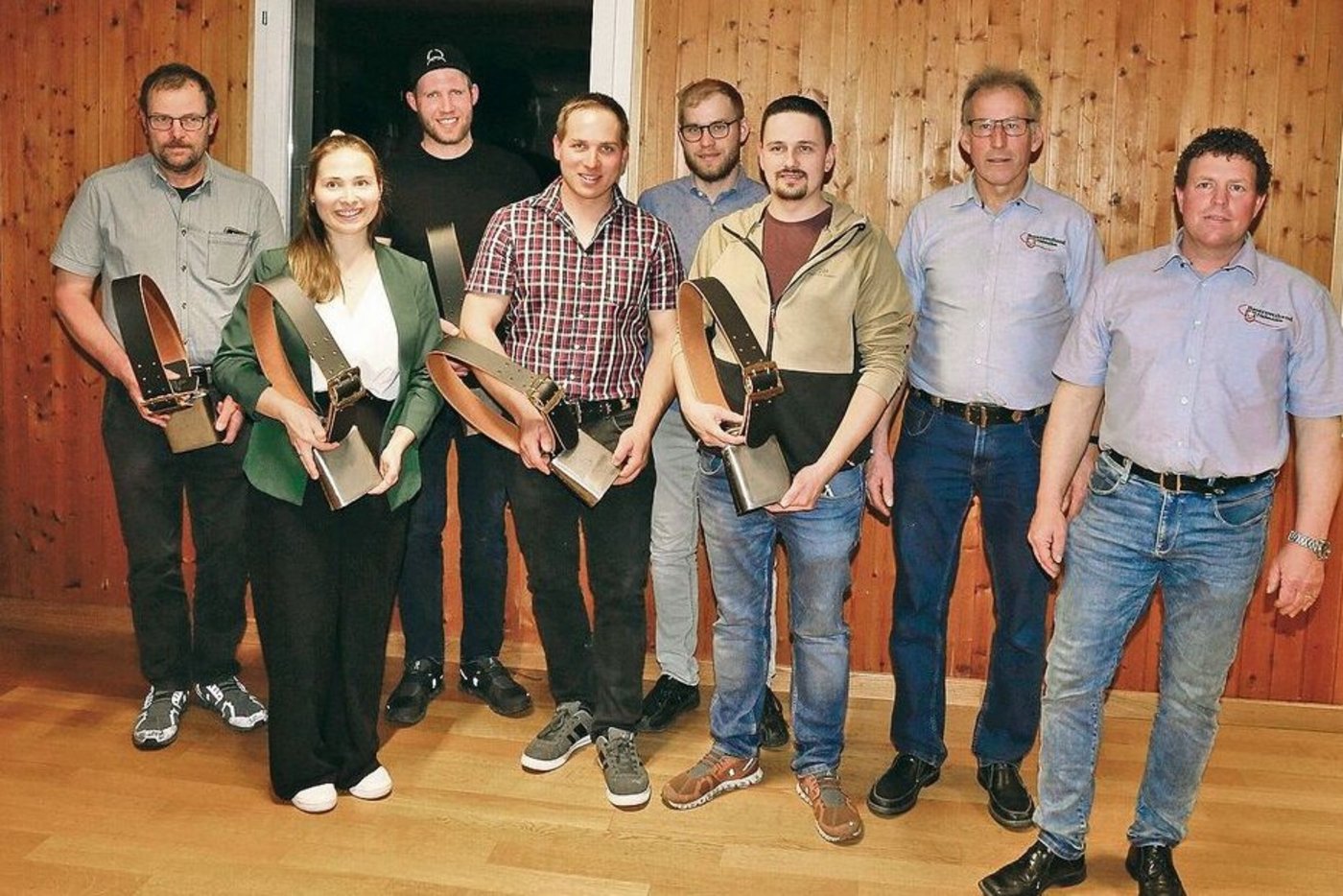 Bildungskommissionsmitglied Markus Filliger und Präsident Sepp Odermatt (v. r.) durften an sechs Personen eine Treichel für eine höhere Berufsbildung übergeben.