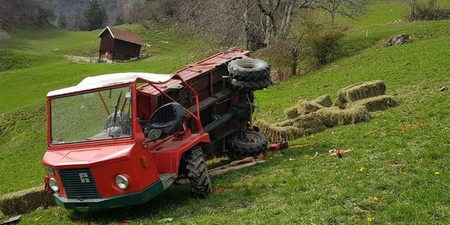 Der Motorkarren des Bauers überschlug sich. (Bild Kantonspolizei Graubünden)