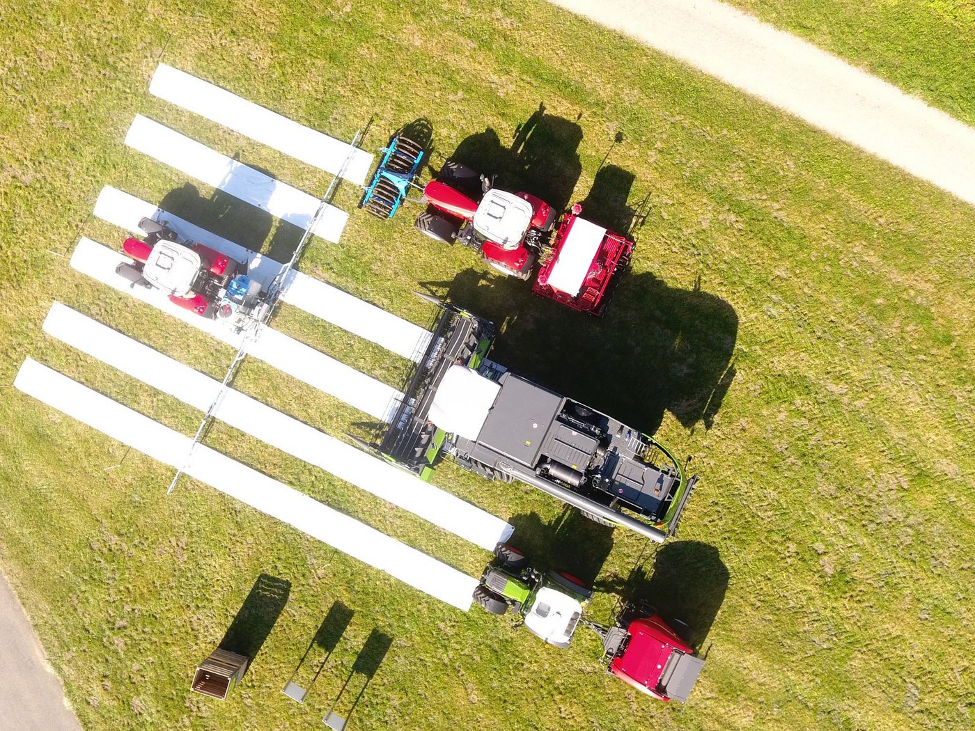 Durch das Anlegen fester Fahrspuren kann sich der Boden in den Bereichen dazwischen wieder ungestört entwickeln. Die Wasserspeicherung kann so verbessert und die Gefahr von Abschwemmungen und Erosion verringert werden. (Bilder Agroscope)