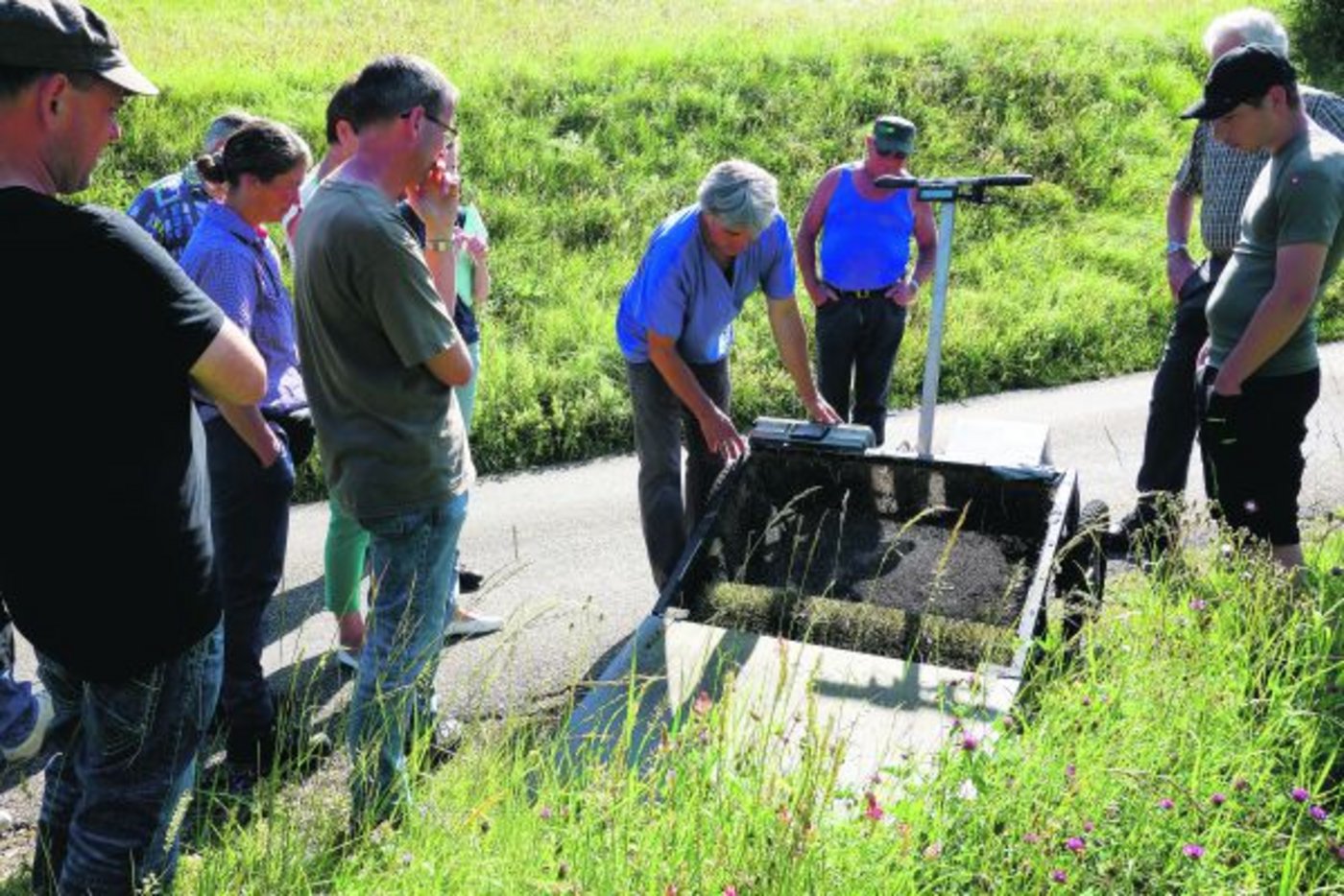 Daniel Kuster erklärt das Innenleben seiner Wiesendreschmaschine «eBeetle®». Mit dieser wird das Saatgut für die Heudruschsaat gewonnen. (Bild zVg)