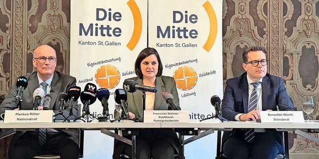 Markus Ritter, Nationalrat (Mitte/SG), Franziska Steiner-Kaufmann, Präsidentin die Mitte St.Gallen, und Benedikt Würth, Ständerat die Mitte St. Gallen, informieren über die Bundesratskandidatur von Markus Ritter. 