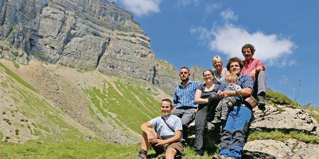 Die Familie Riedi: Vreni und Hans, (hinten); Franz, Nadia und Heinz mit Sohn Lukas (von links) und Alpbueb Silvan.(Bild Reto Betschart)