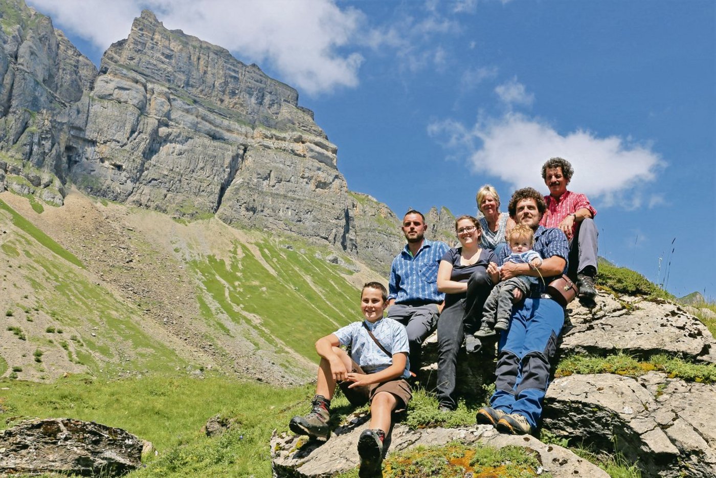 Die Familie Riedi: Vreni und Hans, (hinten); Franz, Nadia und Heinz mit Sohn Lukas (von links) und Alpbueb Silvan.(Bild Reto Betschart)