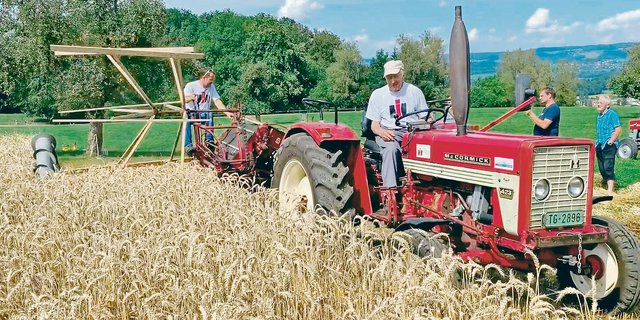Gemeinsam mit Sohn Heinz zeigt Heiri Spiri seinen McCormick 423 an einem Treffen der Freunde alter Landmaschinen Sektion Ostschweiz (Falso). (Bild Falso)