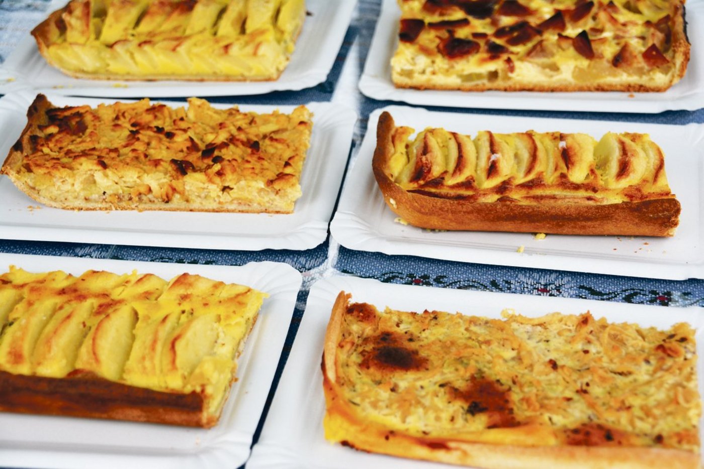 Apfelwähen in vielen Variationen wurden an 16 Standorten im Kanton Luzern von den Bäuerinnen gebacken und verkauft. (Bild Franziska Jurt)