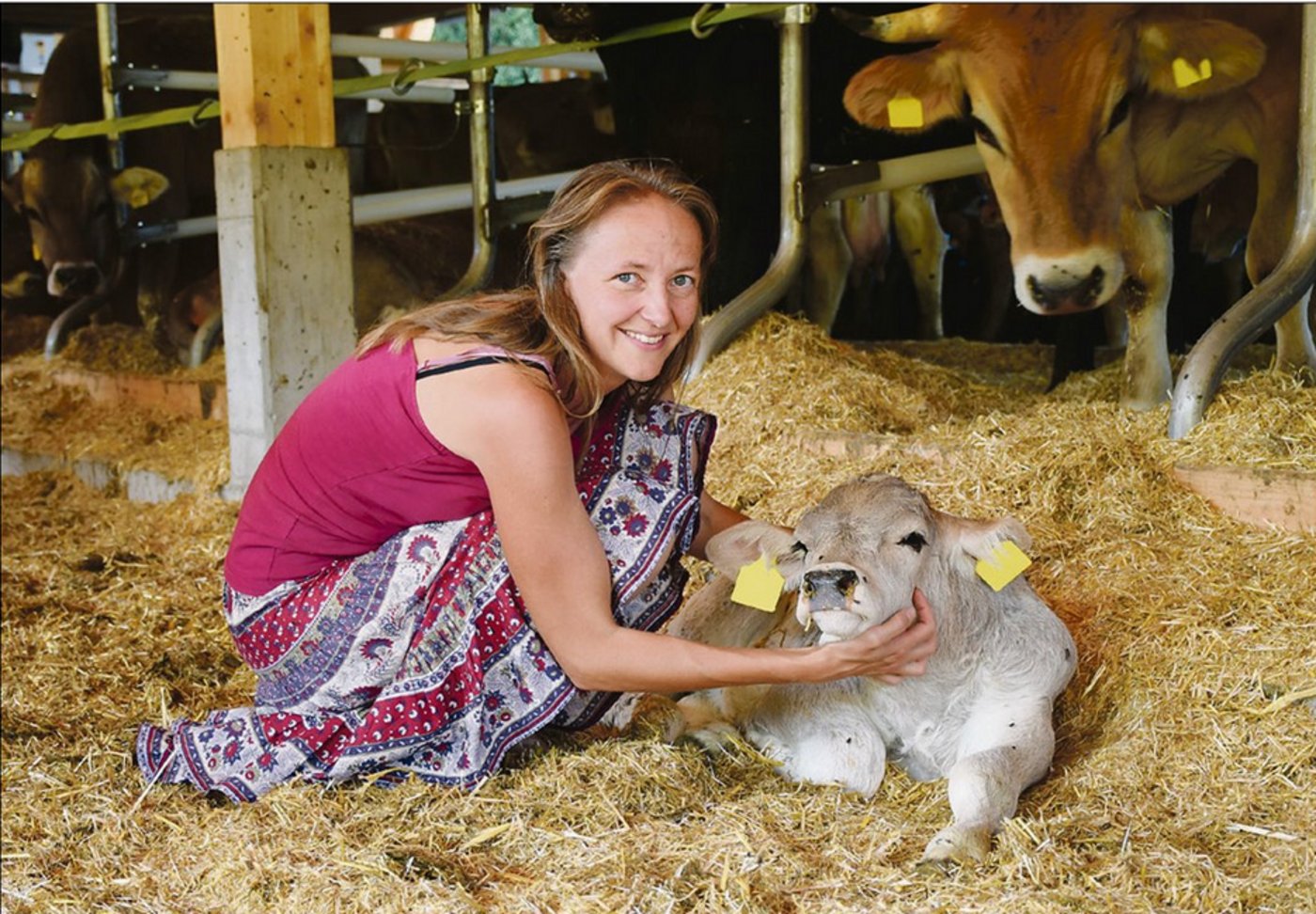 Im Stall fühlt sich Bea Ammann wohl. Als Tierhomöopathin liegen ihr Tiere am Herzen. Ganz besonders Freude hätte sie an einem ungarischen Steppenrind, einer alten Hausrinderrasse. Aber das ist vorerst mal noch ein Traum. (Bild Franziska Schawalder)