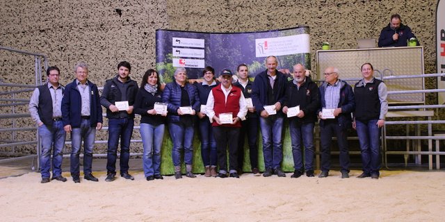 Die Gewinnerinnen und Gewinner des Herdbook-Awards Kühe 2019, umrahmt vom Präsidenten von Mutterkuh Schweiz, vom Präsidenten der FLHB-Kommission, vom Geschäftsführer und von der Leiterin Herdebuch von Mutterkuh Schweiz. (Bilder zVg)