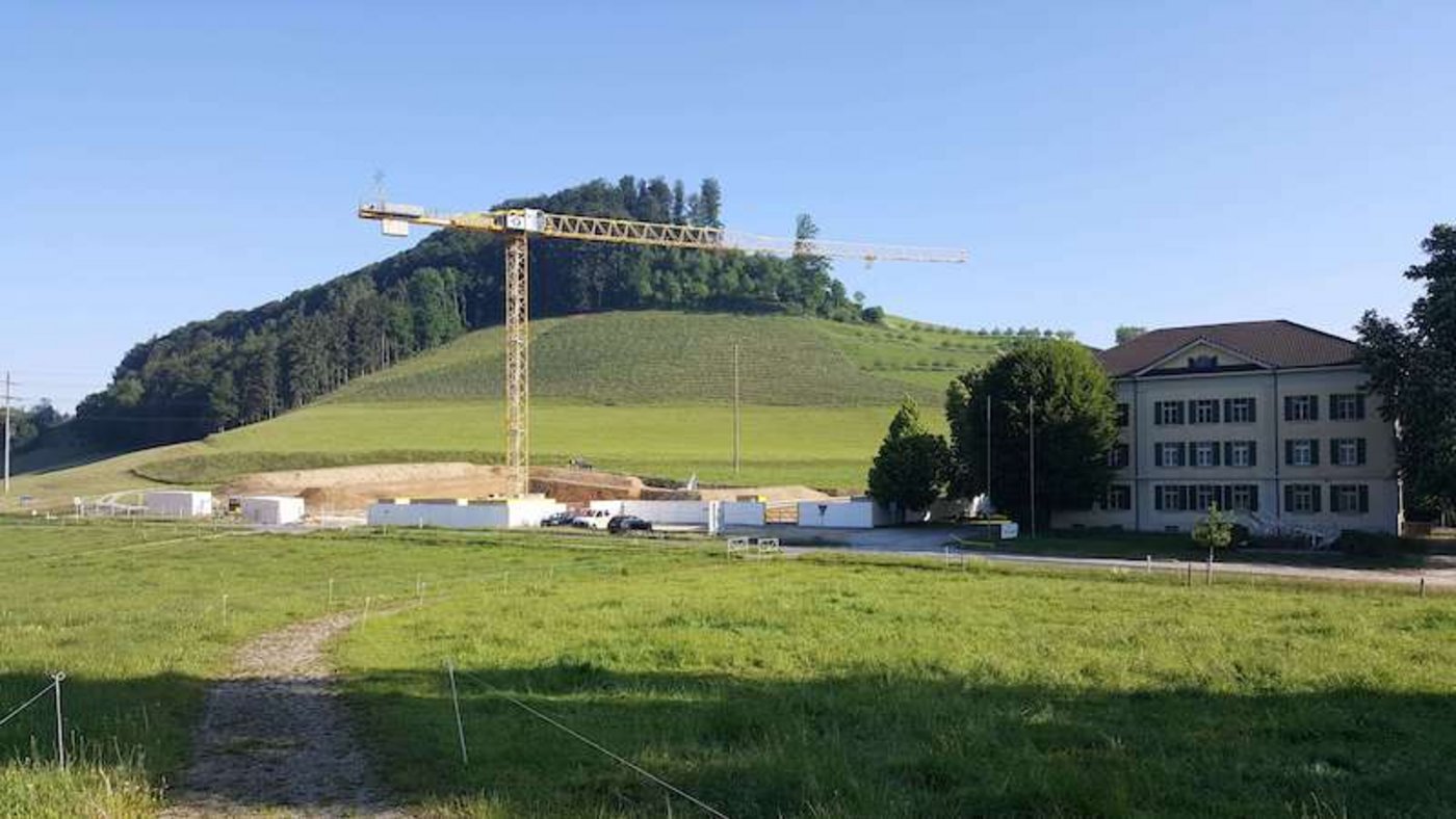 Im Moment wird nahe des Agrarmuseums gebaut, es entsteht ein Neubau. In dieser «Schür» sollen aktuelle Themen der Landwirtschaft mit Ausstellungen aufgegriffen werden. (Bild zVg)