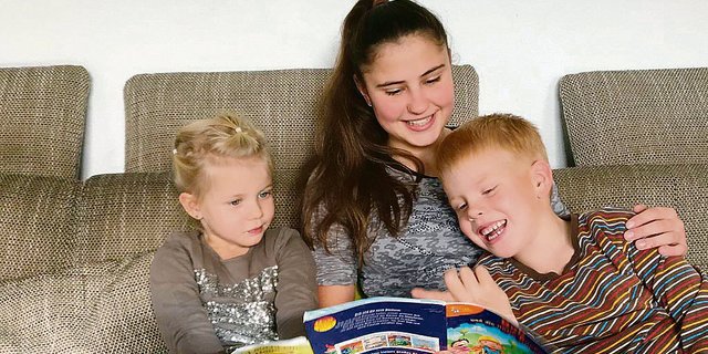Eliane Meyer liest den beiden Kindern, welche gerade zu Hause sind, aus ihrem Pixi-Büchli vor. Auch dies gehört zu ihrem Arbeitsalltag in der Familie dazu. (Bilder Franziska Jurt)